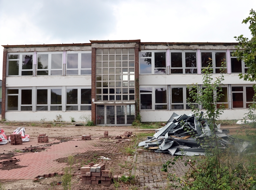 Hauptschule Weeze vor dem Abriss –
              Außenansicht beim ersten Rundgang