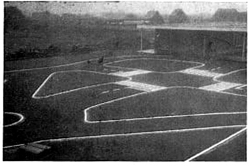 Ein Foto vom Schulhof der Hauptschule Weeze 1962 mit
              Verkehrsgarten