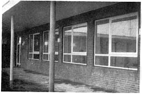 Unterdachung der Schule fuer den Regen 1962