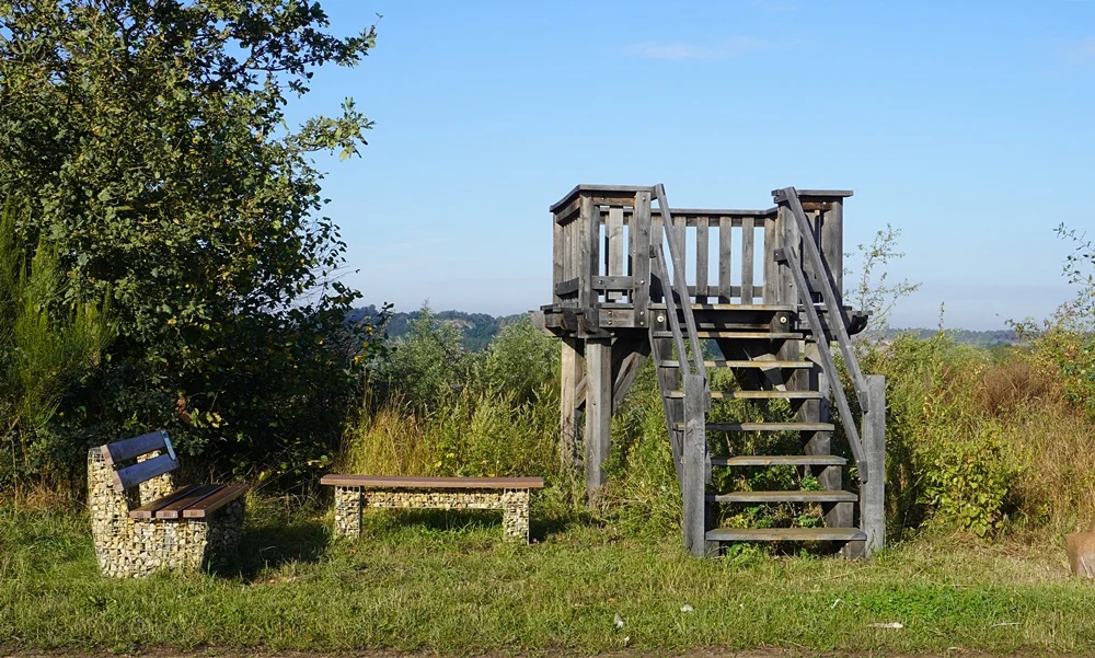 Hölzerne Aussichtsplattform am höchsten Punkt von Weeze im Ortsteil Wemb
