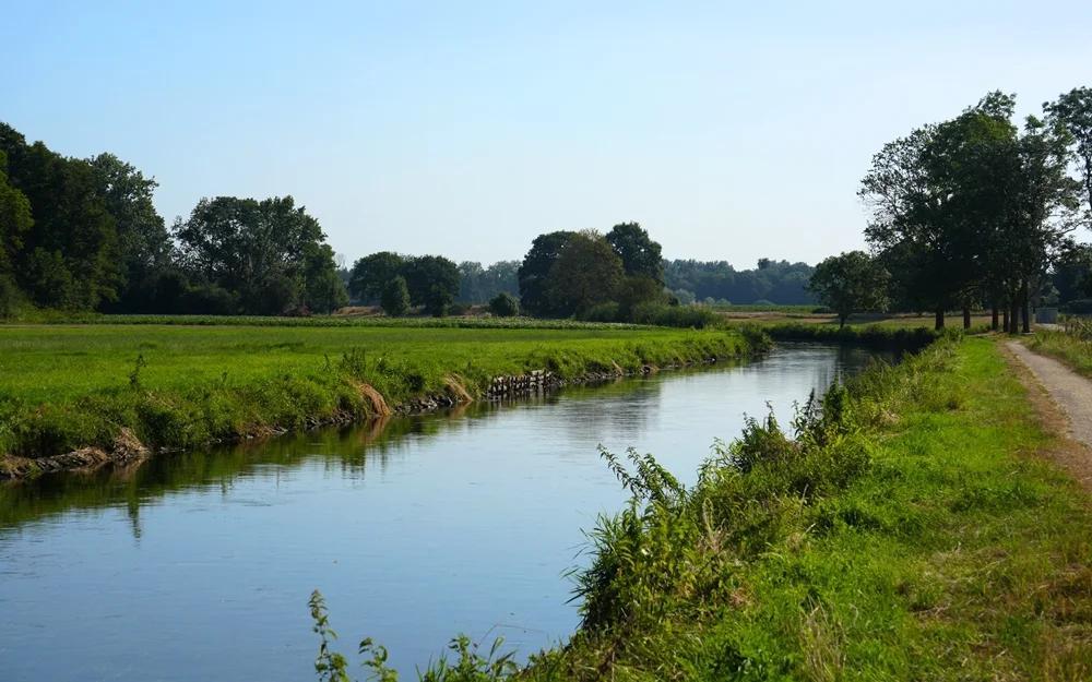 Die Niers und der Nierswanderweg bei Weeze an einem sonnigen Sommertag.