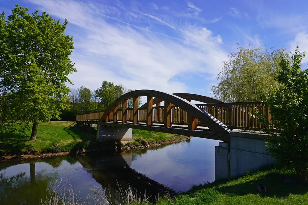 Holzbrücke an der Niers-Promenade in Weeze.