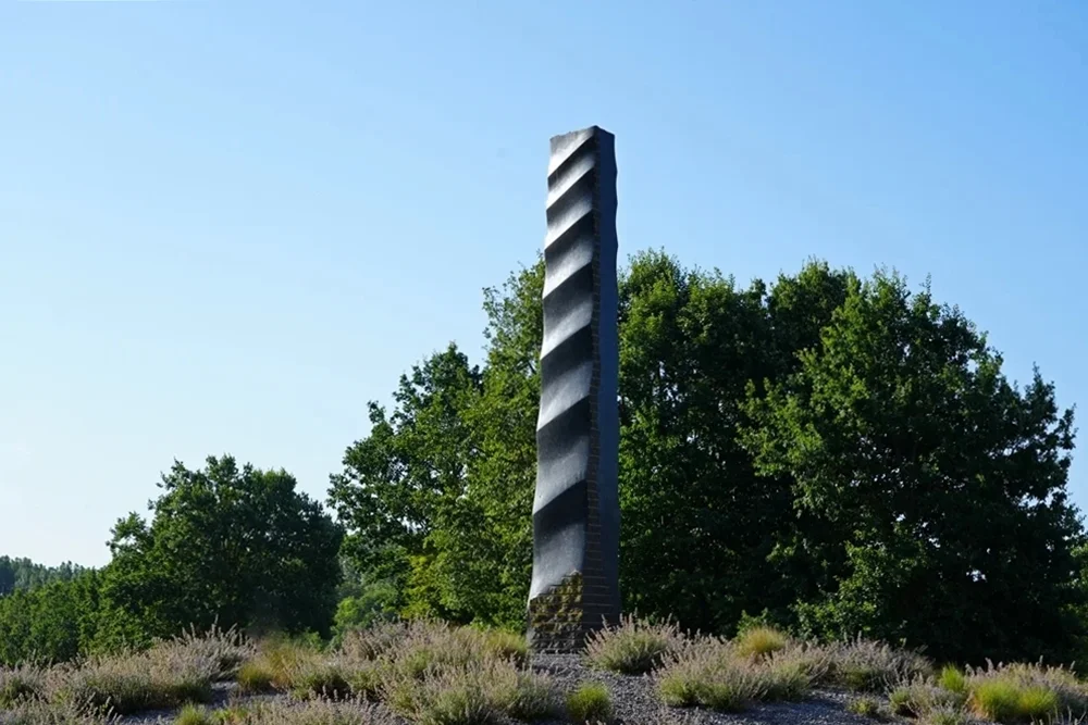 Über acht Meter hohe Skulptur „Bewegung“ am Willy-Brandt-Ring in Weeze.