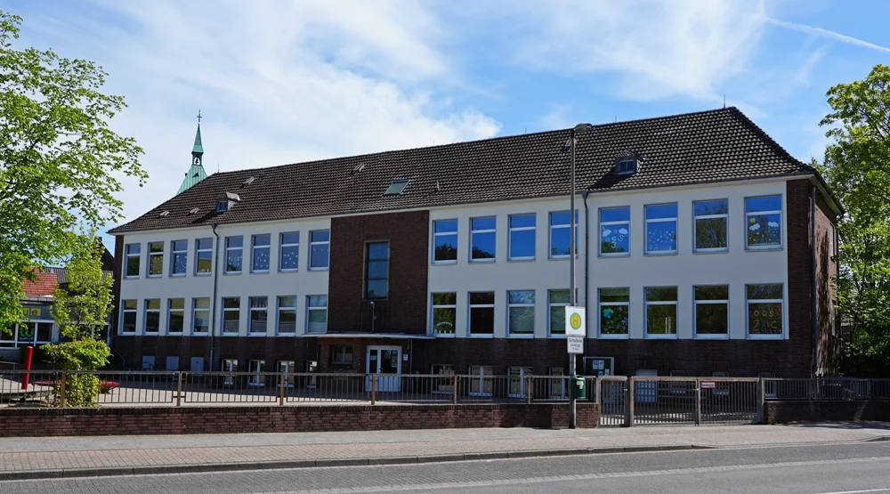 Straßenansicht der alten Petrus-Canisius-Grundschule in Weeze 2026