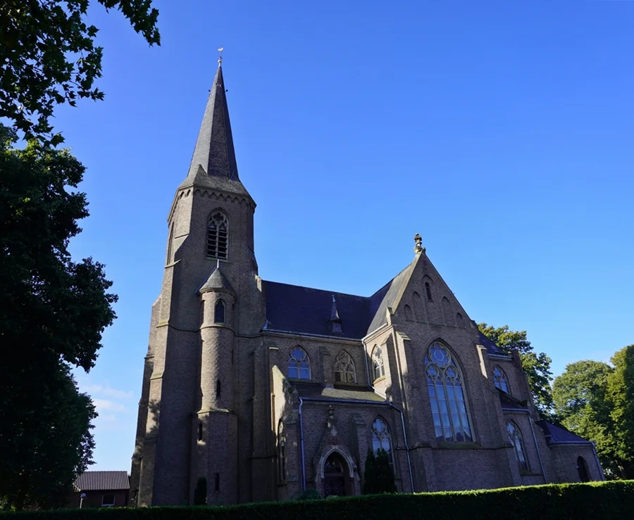 Seitenansicht der katholischen Kirche in Wemb.