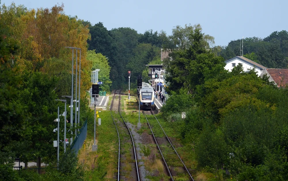 Regionalzug am Bahnhof Weeze, während Fahrgäste ein- und aussteigen.