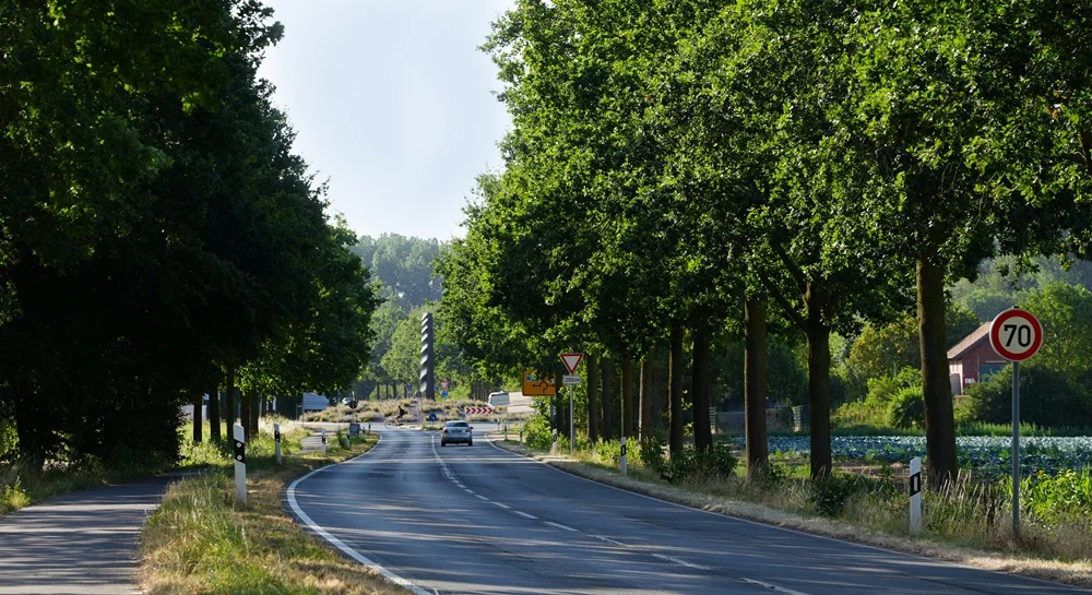 Über acht Meter hohe Skulptur „Bewegung“ am Willy-Brandt-Ring in Weeze von heitem
