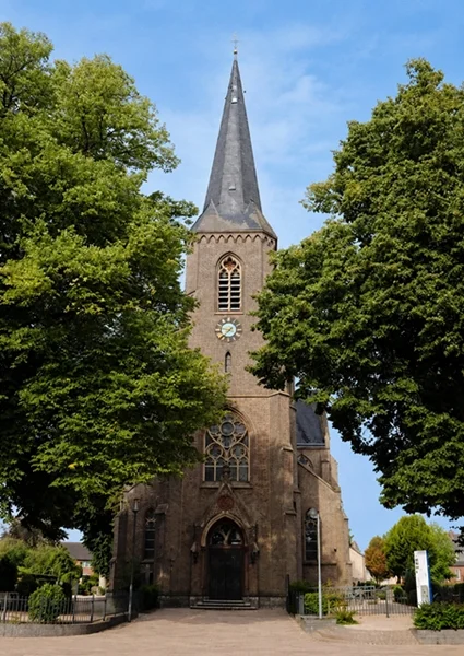 Frontansicht der katholischen Kirche Heilig Kreuz in Wemb.