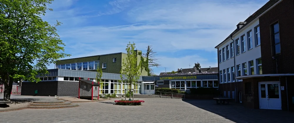 Alte Petrus-Canisius-Grundschule in Weeze mit Schulhof