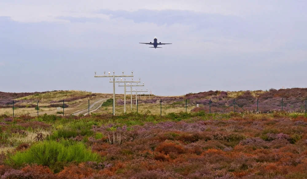 Ryanair-Flugzeug beim Starten über der Heide
