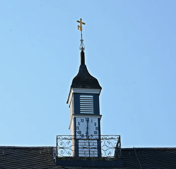Uhrenturm mit Kreuz auf dem Dach von Schloss Wissen in Weeze
