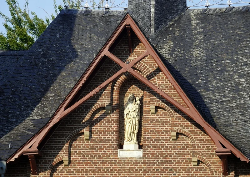 Marienstatue an der Backsteinfassade der Kapelle von Schloss Wissen in Weeze