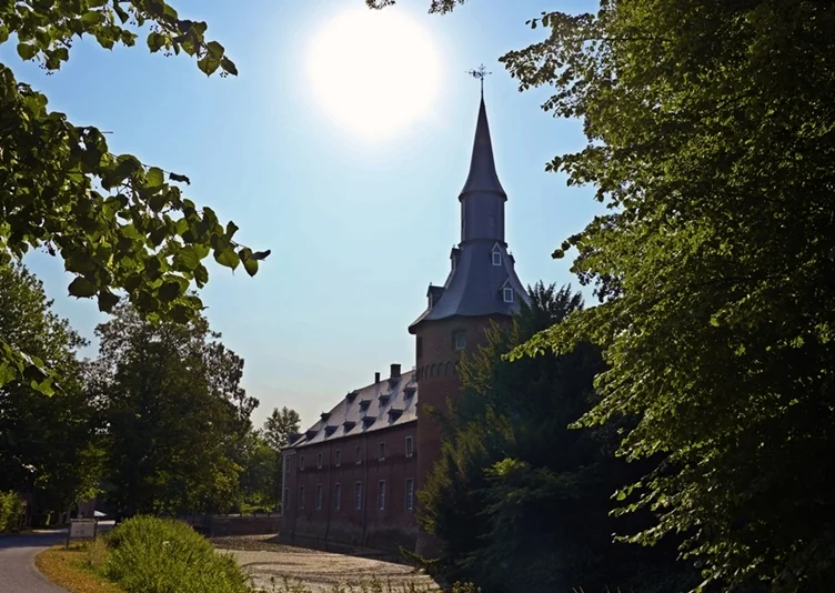 Schlossturm von Schloss Wissen in Weeze im Gegenlicht der Sonne