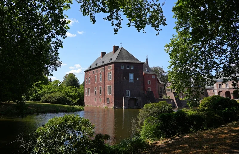 Schloss Wissen in Weeze mit Wassergraben und umgebendem Park
