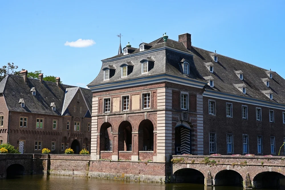 Historisches Gebäude von Schloss Wissen in Weeze mit Brücke und Wassergraben