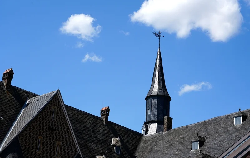 Turmspitze von Schloss Wissen in Weeze vor blauem Himmel