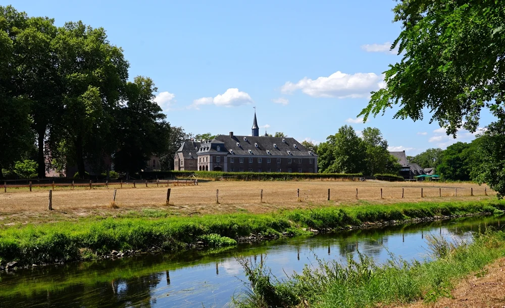 Schloss Wissen in Weeze mit der Niers im Vordergrund