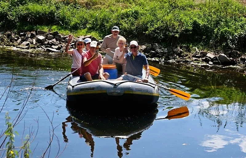 Gruppe von Paddlern in einem Schlauchboot auf der Niers bei Weeze