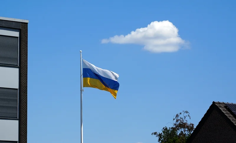 Die Flagge von Weeze mit den Farben Weiß, Blau und Gold