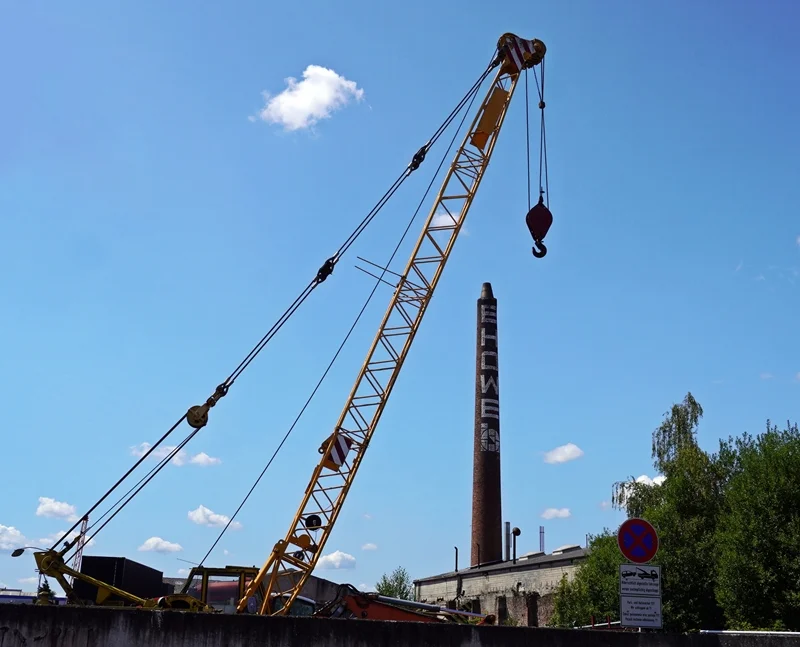 Alter Industriekran und Schornstein auf dem ehemaligen Industriegelände in Weeze