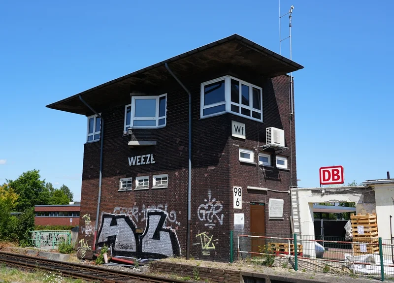 Altes Stellwerk am Bahnhof Weeze mit Gleisanlagen