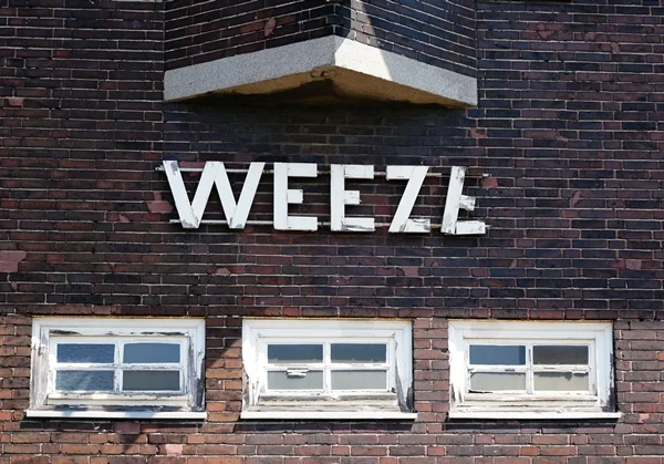 Schriftzug Weeze am alten Stellwerk des Bahnhofs