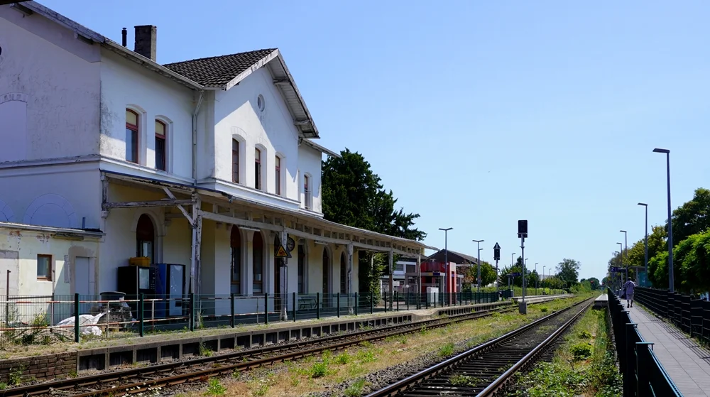 Bahnhof Weeze mit historischem Bahnhofsgebäude, Bahnsteigen und Gleisen