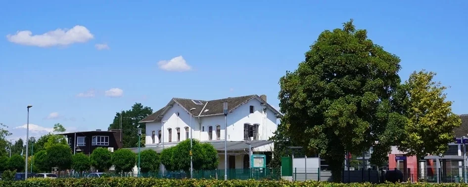 Bahnhof Weeze mit historischem Bahnhofsgebäude.