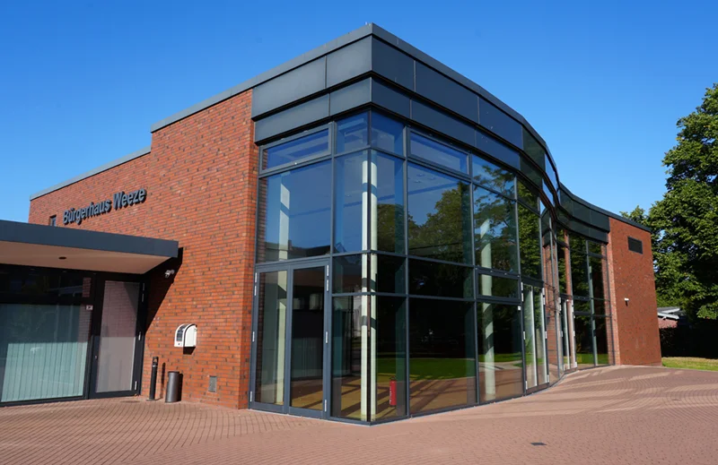 Bürgerhaus Weeze mit moderner Glasfassade und Eingangsbereich