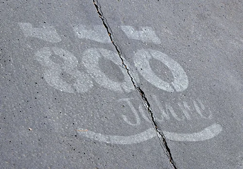 800-Jahre-Logo der Gemeinde Weeze auf der Straße