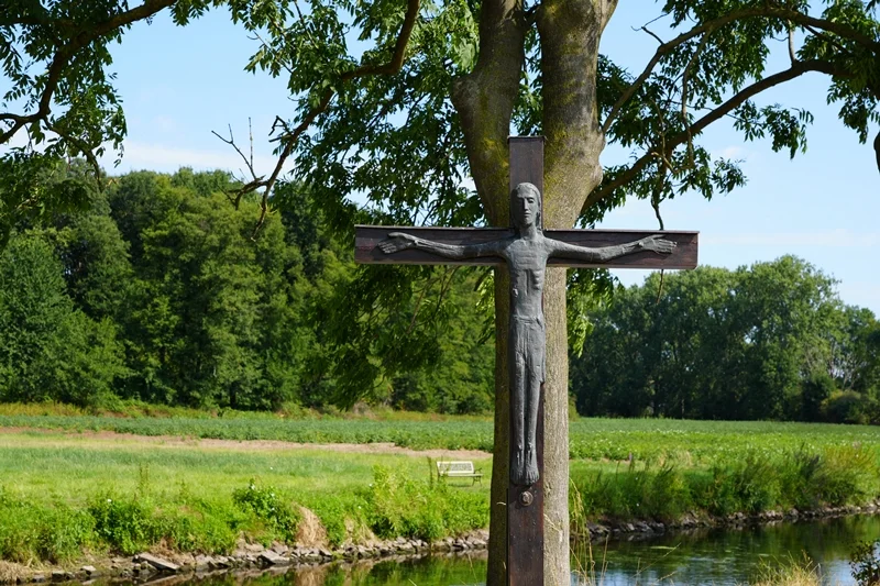 Kreuz mit Christusfigur an der Niers bei Weeze