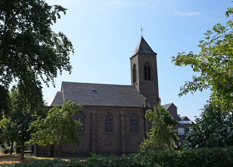 Evangelische Kirche in Weeze mit Kirchturm und umgebenden Bäumen