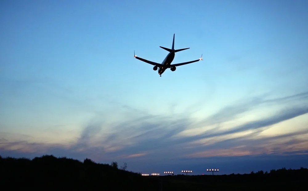 Flugzeug im Landeanflug am Abend auf den Flughafen Weeze