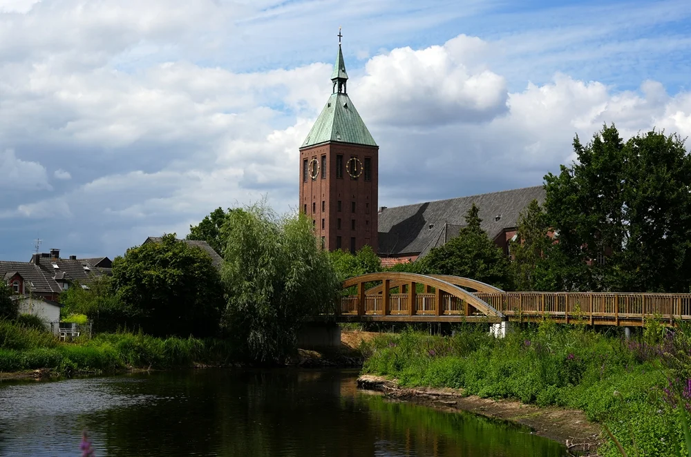 St. Cyriakus Kirche in Weeze mit Holzbrücke über die Niers