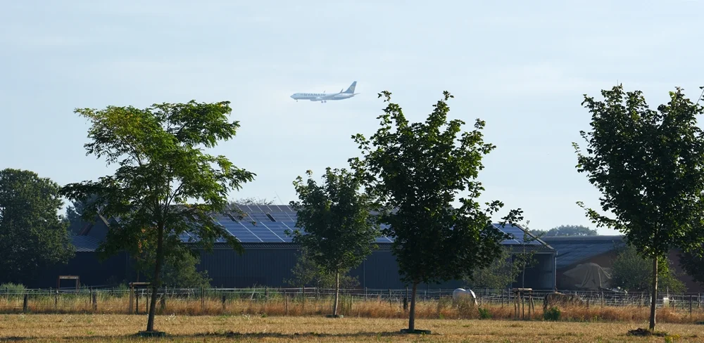 Landendes Flugzeug am Airport Weeze, gesehen von Wemb aus