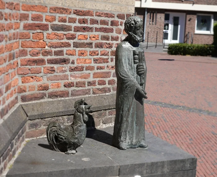 Skulptur Petrus mit Hahn