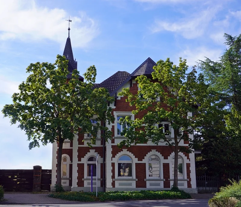 Baudenkmal Villa-Janssen in Weeze mit historischer Backsteinfassade und kleinem Turm