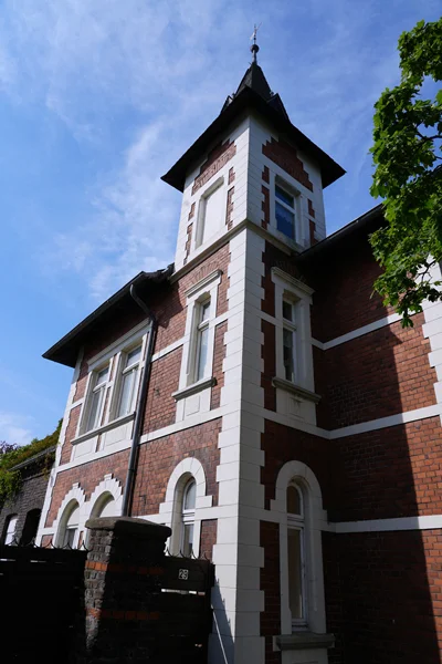 Turm der Villa-Janssen in Weeze mit historischer Backsteinfassade und weißen Zierelementen