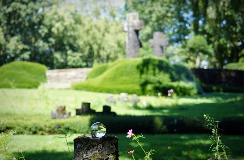 Glaskugel auf der Kriegsgräberstätte in Weeze