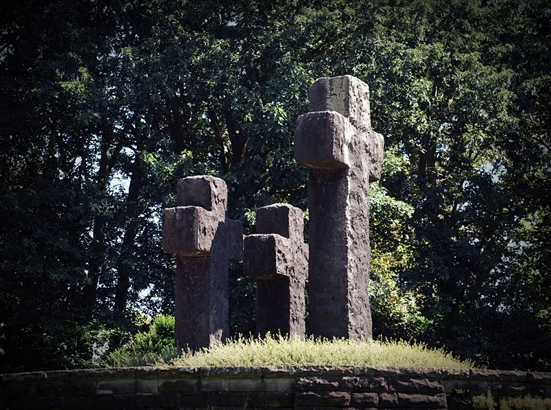Seitliche Ansicht der großen Steinkreuze auf der Kriegsgräberstätte in Weeze