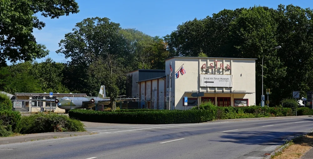 Ehemaliges Astra-Kino und Canberra am Royal Air Force Museum Laarbruch in Weeze