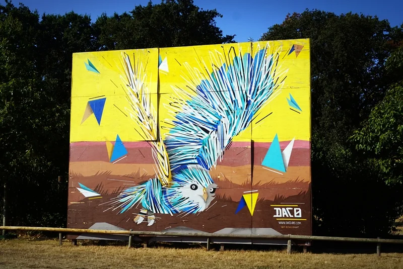 Farbenfrohes Eulen-Kunstwerk des französischen Street-Art-Künstlers DACO in Weeze