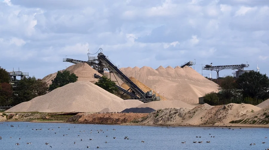 Sand- und Kiesgewinnung in der Knappheide bei Weeze mit Förderanlagen und großen Materialhalden