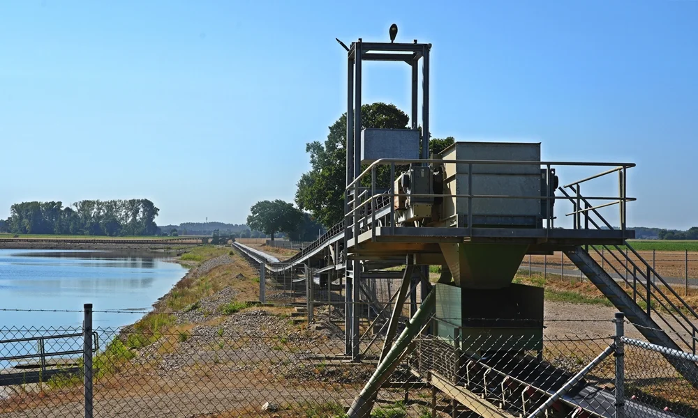 Förderband der Sand- und Kiesgewinnung auf Knappheide bei Weeze neben einem Wasserbecken