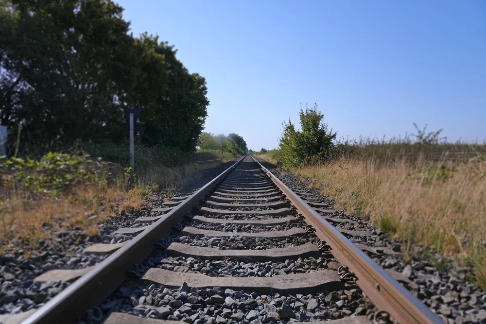 Bahngleise bei Weeze aus sehr niedriger Perspektive mit Fluchtpunkt am Horizont