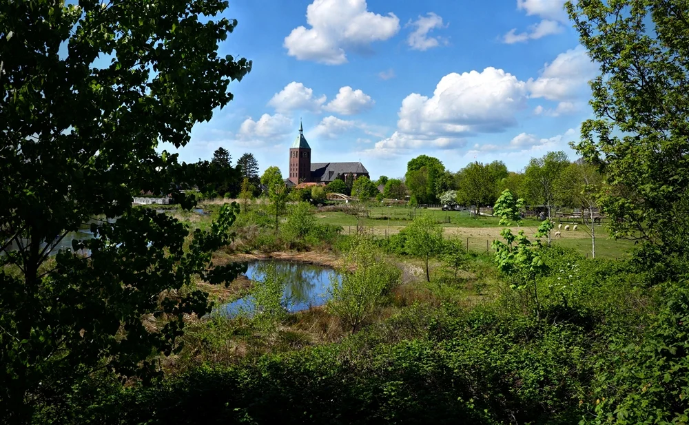 Panoramablick auf die Kirche St. Cyriakus in Weeze 2026