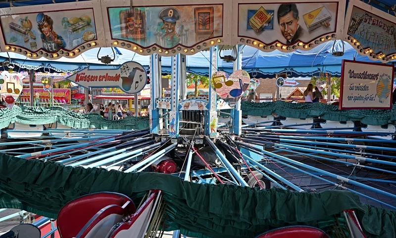 Innenansicht der historischen Raupenbahn der Familie Buchholz auf der Weezer Kirmes