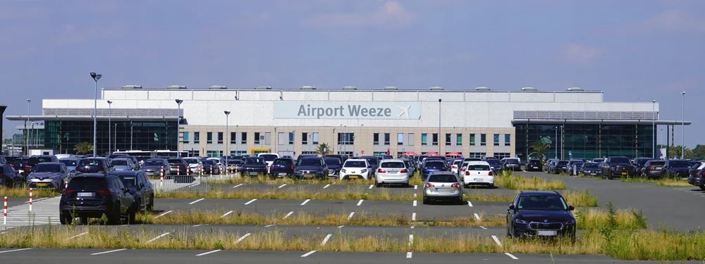 Einfahrt zum Airport Weeze mit dem Schriftzug Airport Weeze