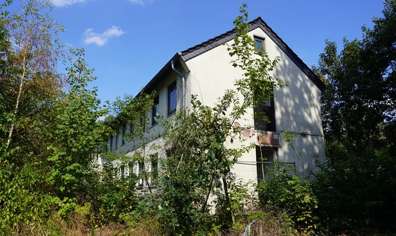 Leerstehendes und zugewachsenes Gebäude auf dem ehemaligen RAF-Gelände