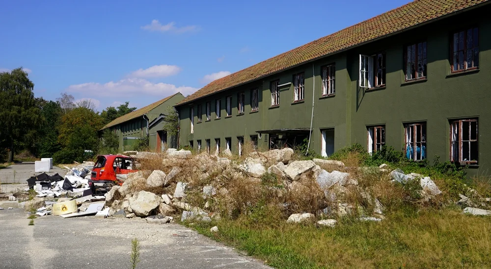 Altes Auto zwischen Trümmern in einem verlassenen Gebäude auf dem ehemaligen RAF-Gelände
